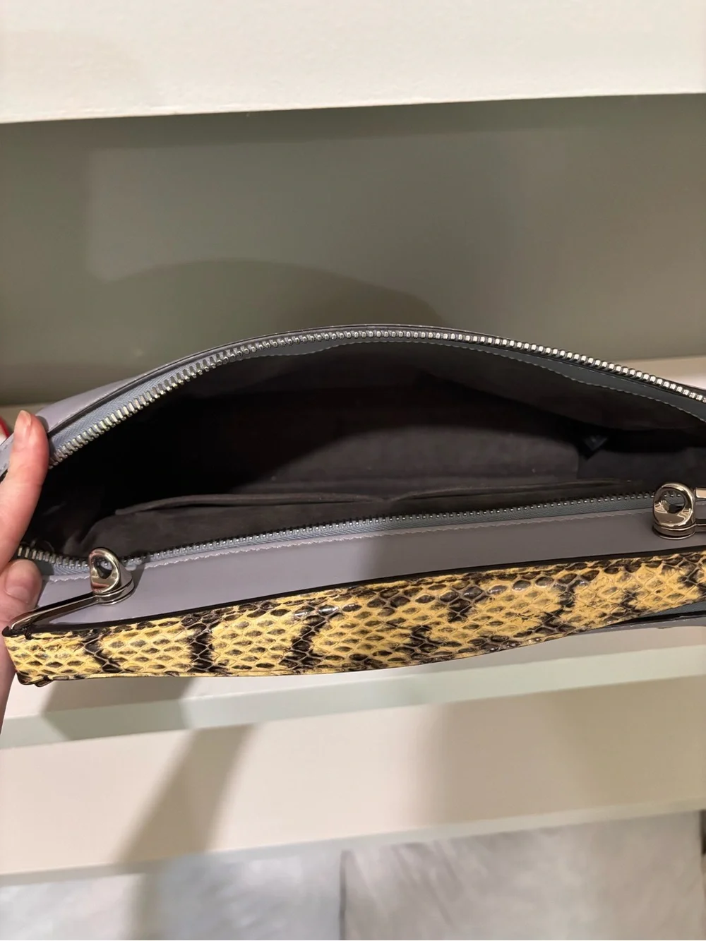 Stylish Women's Shoulder Bag in Light Gray with Snakeskin Strap